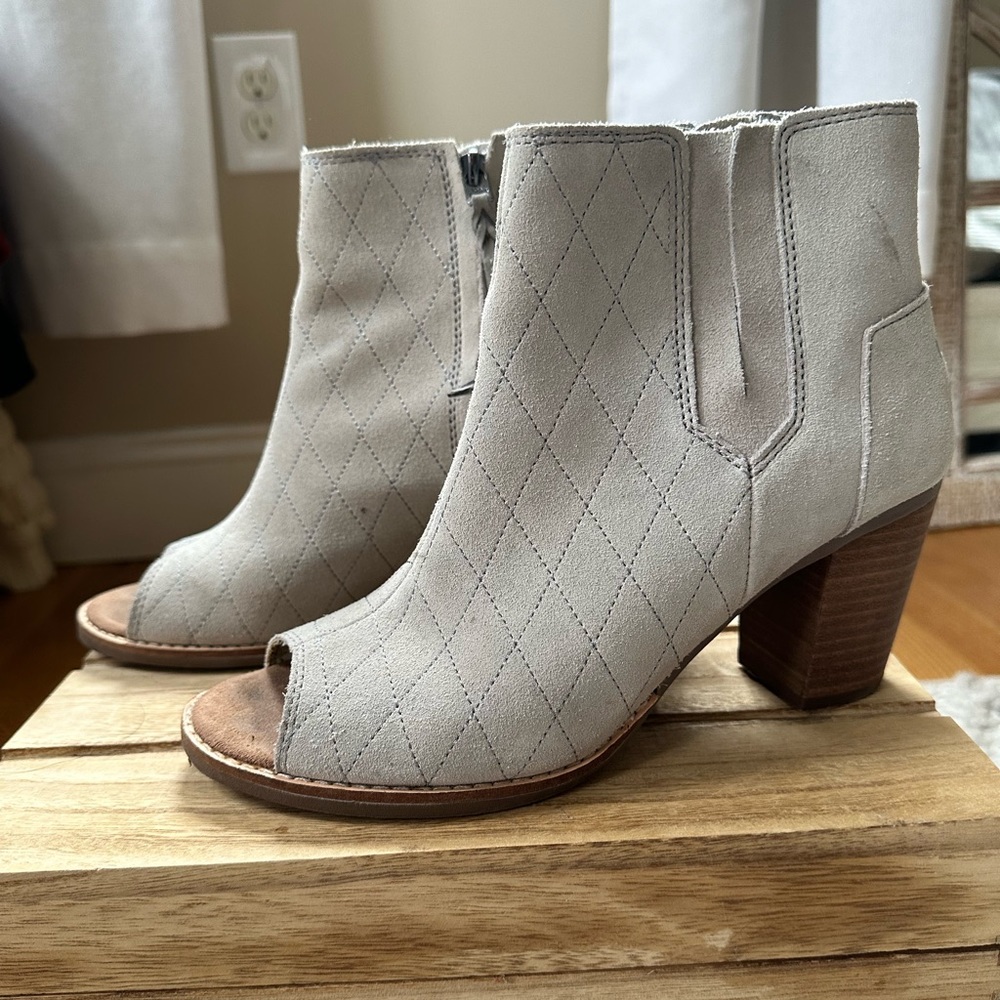 Tom’s 7.5 peep toe grey suede booties